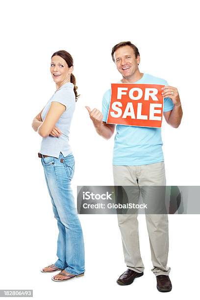 Happy Man Holding Venta Signo Como Él Puntos Hacia Esposa Foto de stock y más banco de imágenes de 30-39 años