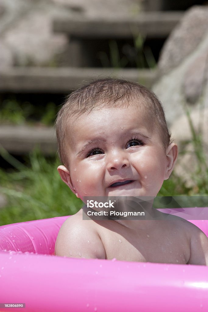 Bella ragazza bambino danese/iracheno, fare il bagno all'aperto - Foto stock royalty-free di Aiuola