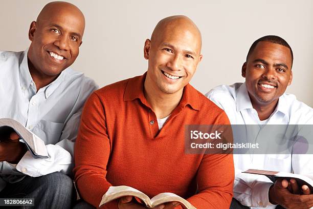 Diverse Group Of Мужчин Чтение — стоковые фотографии и другие картинки Группа людей - Группа людей, Молиться, Мужчины