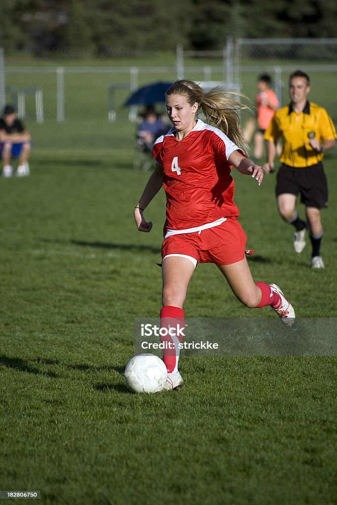 Árbitro y jugador de fútbol femenino - Foto de stock de 18-19 años libre de derechos