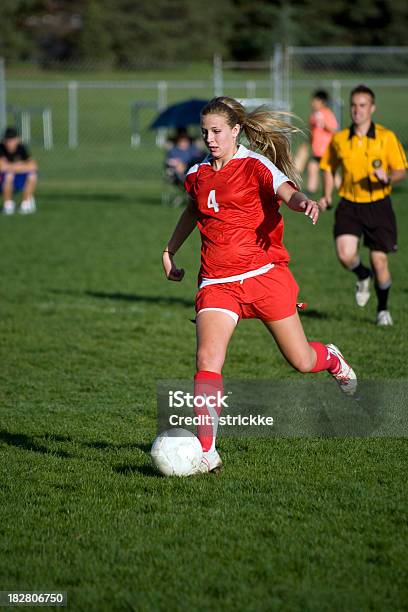 Árbitro Y Jugador De Fútbol Femenino Foto de stock y más banco de imágenes de 18-19 años - 18-19 años, Actividad, Adolescencia