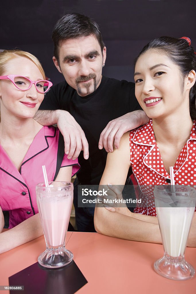 Trois amis dégustant des cocktails au restaurant Local - Photo de 1950-1959 libre de droits