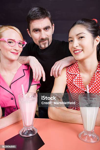 Photo libre de droit de Trois Amis Dégustant Des Cocktails Au Restaurant Local banque d'images et plus d'images libres de droit de 1950-1959