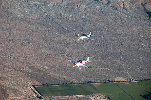 rv - 6s에 형성에 항공편 - stunt stunt plane airplane small 뉴스 사진 이미지