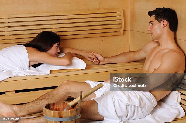 Casal Jovem Pôr Na Sauna - Fotografias de stock e mais imagens de Adulto - Adulto, Amimar, Amor