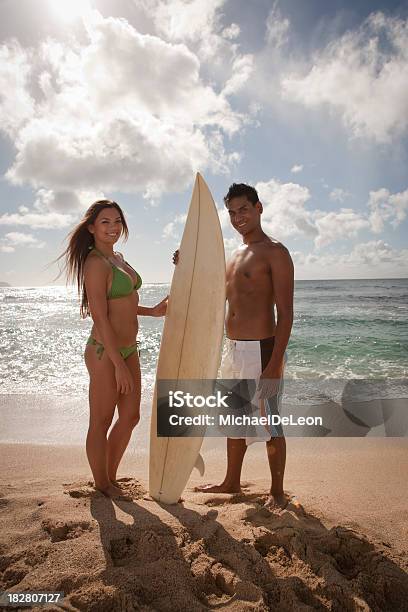 Pareja En La Playa Foto de stock y más banco de imágenes de 25-29 años - 25-29 años, Adulto, Adulto joven