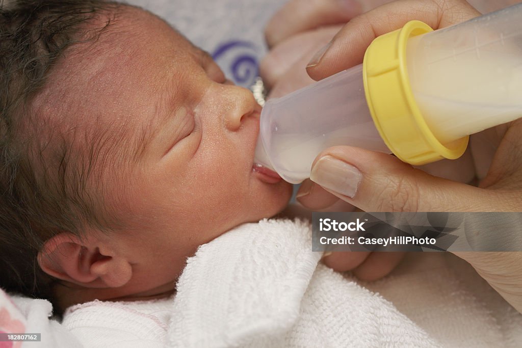 Recién nacido Preemie con botella - Foto de stock de Prematuro libre de derechos