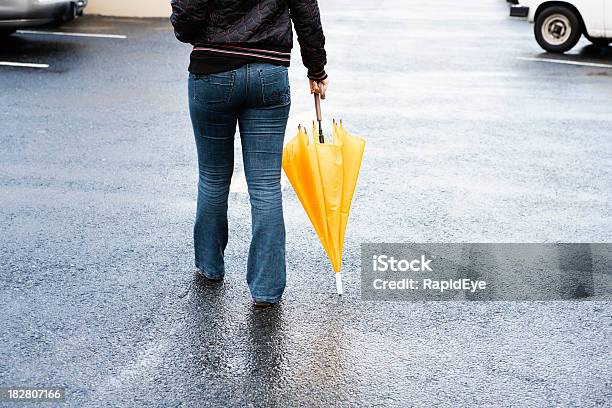 Frau Geht Mit Regenschirm Im Regen Parkplatz Stockfoto und mehr Bilder von Asphalt - Asphalt, Auto, Erwachsene Person