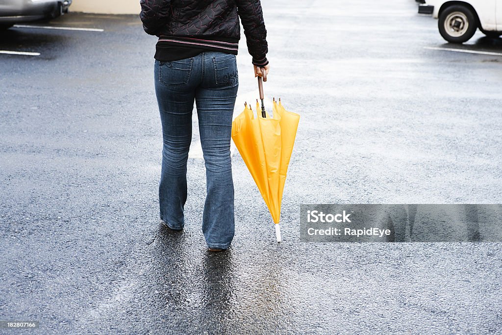 "Mulher caminhando com guarda-chuva de chuva estacionamento" - Foto de stock de Adulto royalty-free