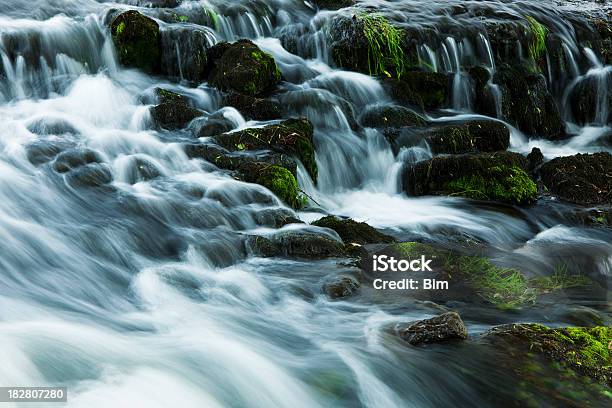 Foto de Montanha Stream e mais fotos de stock de Azul - Azul, Beleza natural - Natureza, Caindo
