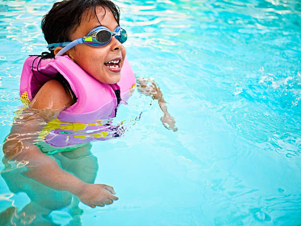 bambina con maschera nuoto - lifeguard swimming pool summer swimming foto e immagini stock