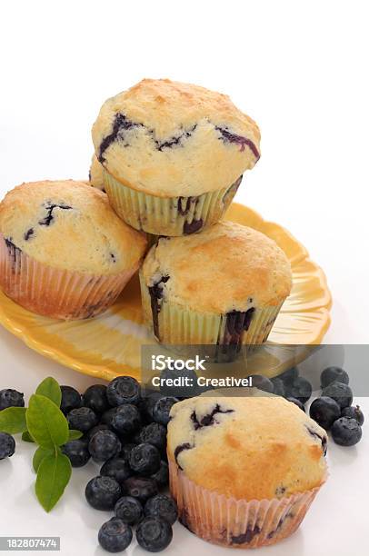 Blaubeermuffins Stockfoto und mehr Bilder von Muffin - Kuchen und Süßwaren - Muffin - Kuchen und Süßwaren, Weißer Hintergrund, Amerikanische Heidelbeere