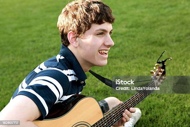 Teen Junge Spielt Gitarre Stockfoto und mehr Bilder von 16-17 Jahre - 16-17 Jahre, Akustikgitarre, Eine Person