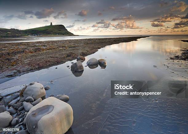 Foto de A Vista Para Clavells Tower e mais fotos de stock de Baía - Baía, Dorset, Kimmeridge