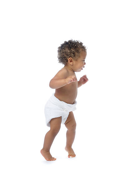 vista laterale di bambino nel pannolino a piedi il contenitore riutilizzabile apposito, classico - baby1 foto e immagini stock