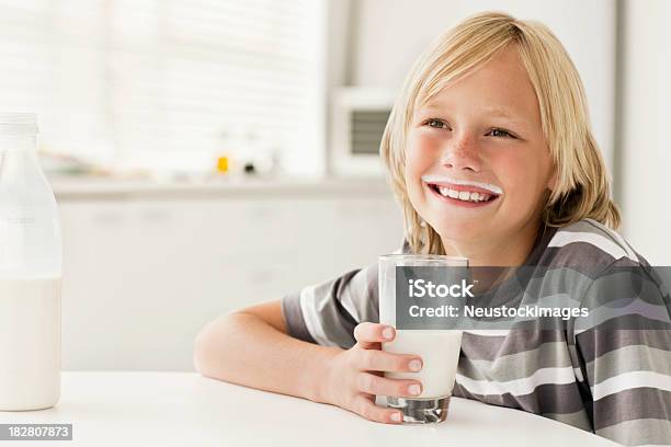 Young Boy Sonriente Con Leche Bigote Foto de stock y más banco de imágenes de Leche - Leche, Niño, Vaso