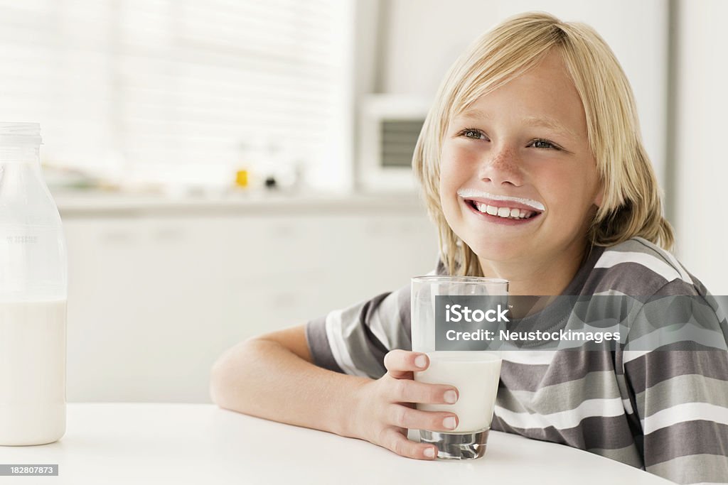 Jeune garçon souriant avec Moustache de lait - Photo de Enfant libre de droits