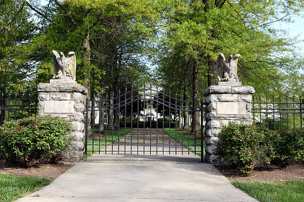istock Gateway to a Kentucky Mansion 182808126