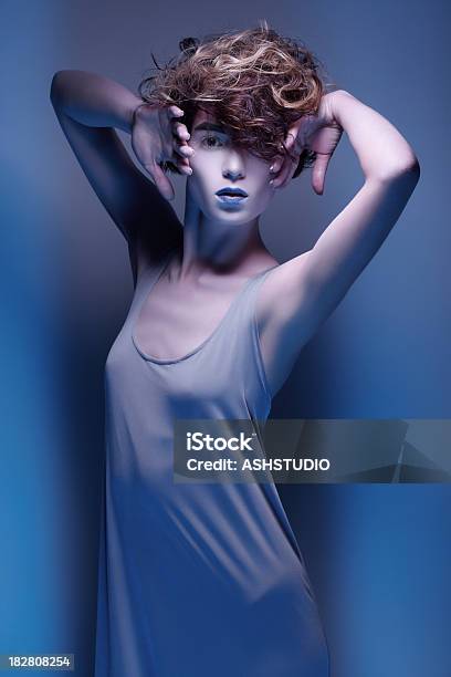 Fashion Model Posing На Синем Фоне — стоковые фотографии и другие картинки 20-24 года - 20-24 года, Вертикальный, Взрослый