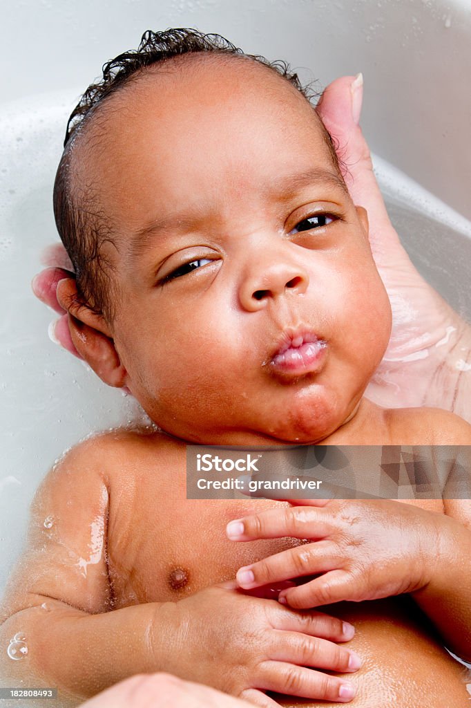 Süßes Baby Boy Baden in Spülbecken - Lizenzfrei Baby Stock-Foto