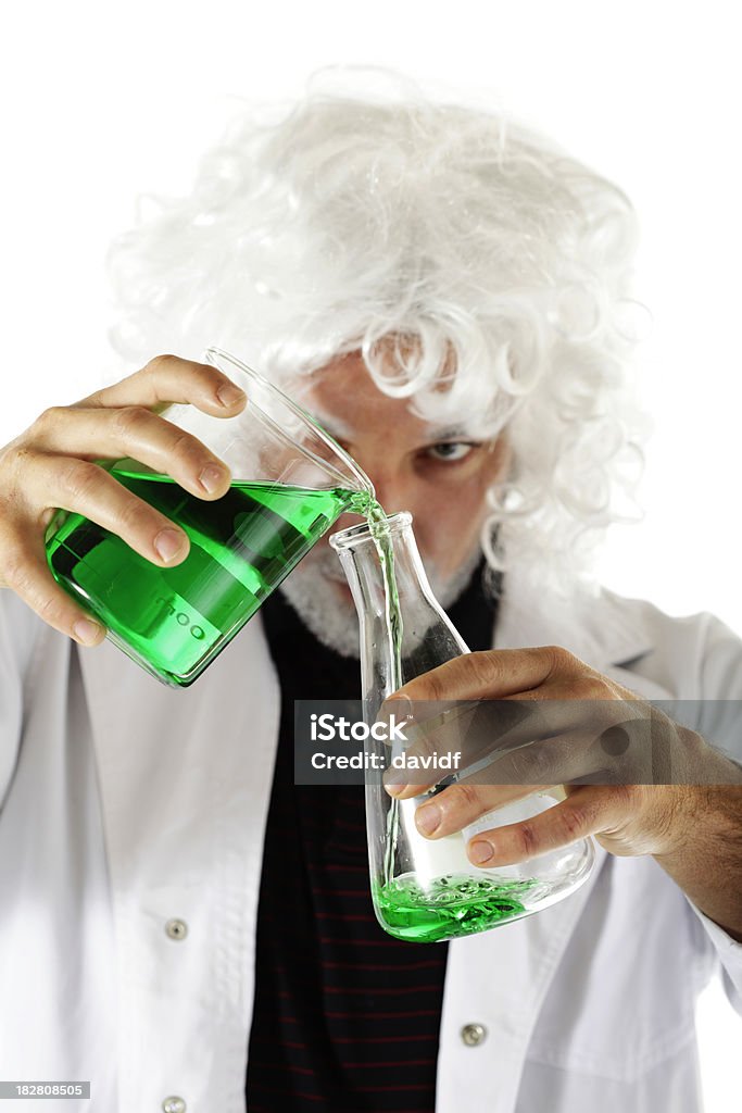 Científico loco con vasos de precipitación - Foto de stock de Aprender libre de derechos