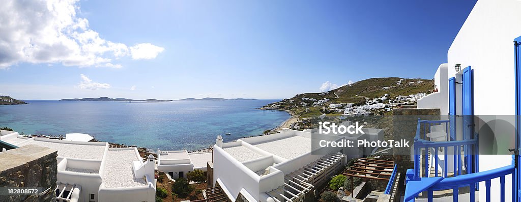 Splendida vista sul mare dal balcone-XXXLarge - Foto stock royalty-free di Grecia - Stato