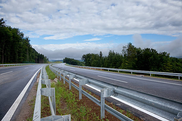 la autopista - autopista de cuatro carriles fotografías e imágenes de stock