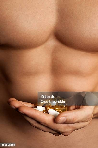 Muscoloso Maschio Con Pillole - Fotografie stock e altre immagini di Adulto - Adulto, Bello, Bianco