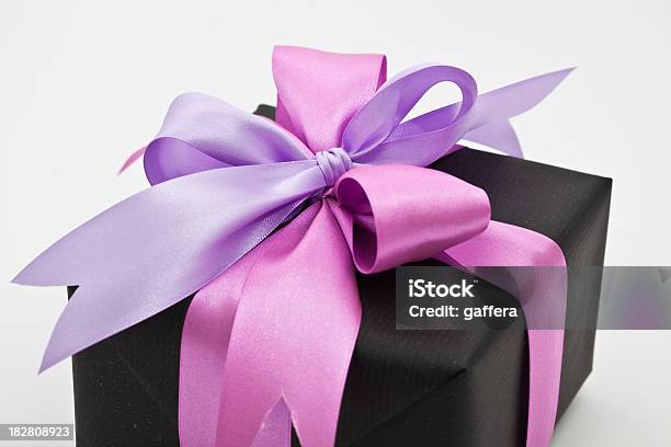 Подарочная Коробка — стоковые фотографии и другие картинки Лента - для шитья - Лента - для шитья, Подарок, Фиолетовый