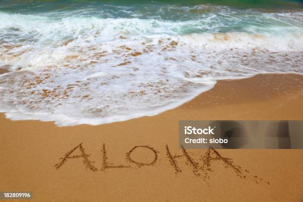 Aloha En La Playa De Arena Foto de stock y más banco de imágenes de Aloha - Palabra hawaiana - Aloha - Palabra hawaiana, Agua, Arena