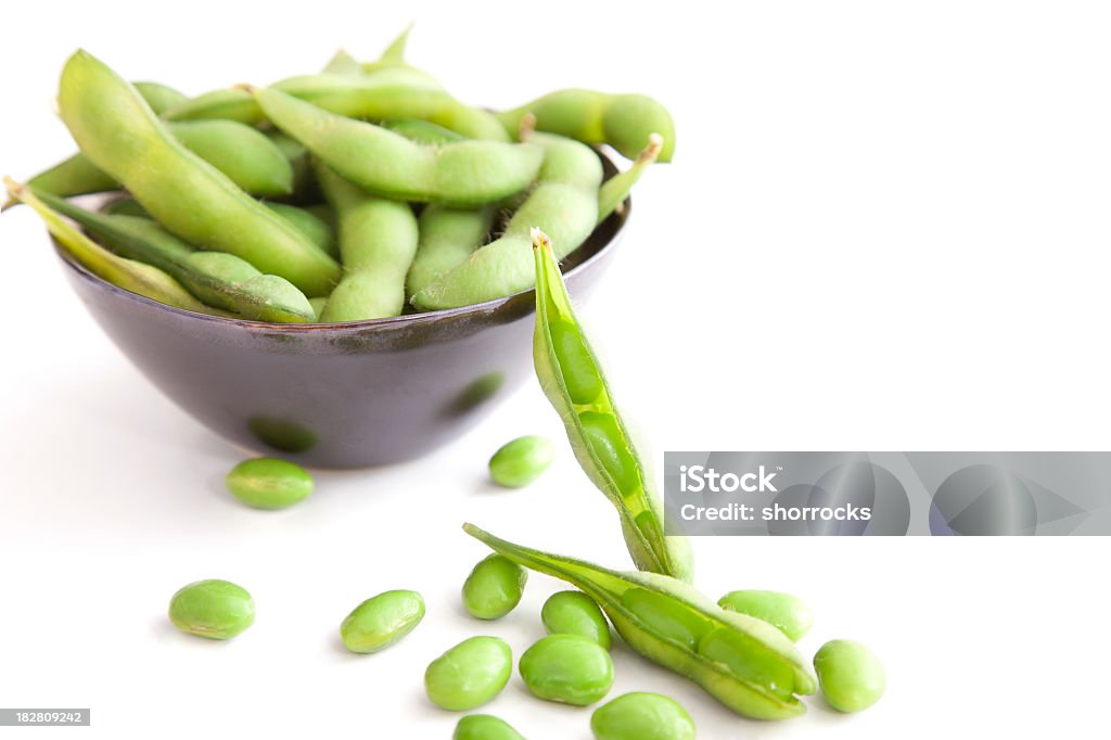 Edamame y fuera del tazón o de estaciones - Foto de stock de Abierto libre de derechos