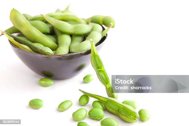 Edamame In E Fuori Dalla Ciotola O Capsule - Fotografie stock e altre immagini di Alimentazione sana - Alimentazione sana, Aperto, Bellezza