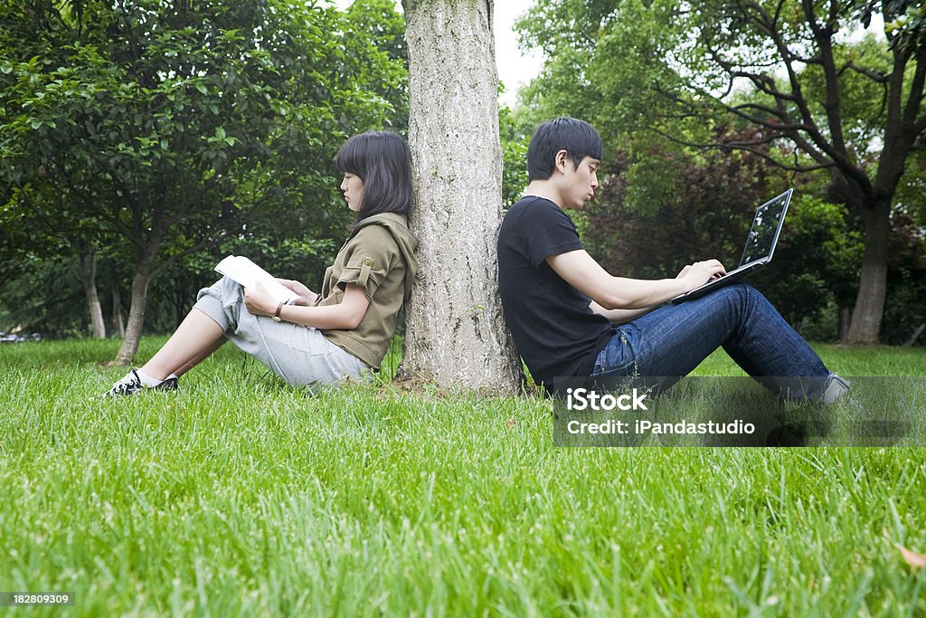 아시아판 couple in park - 로열티 프리 2명 스톡 사진