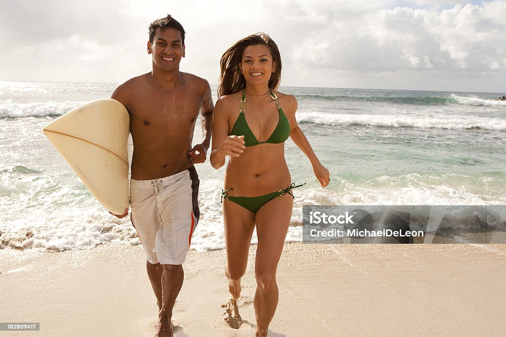 Diversión en la playa - Foto de stock de 25-29 años libre de derechos