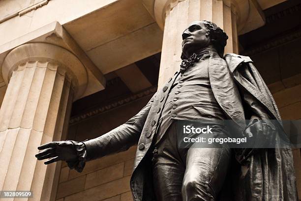 Statue George Washington За Пределами Федералхолл В Ньюйорке — стоковые фотографии и другие картинки Джордж Вашингтон