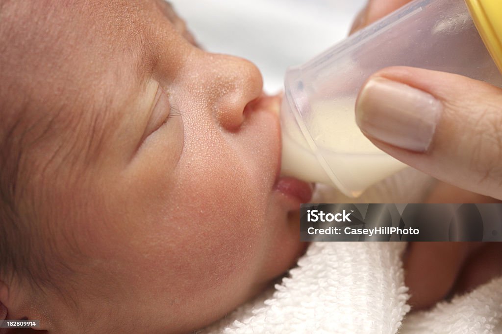 Новорожденный Preemie с бутылка - Стоковые фото Недоношенный роялти-фри