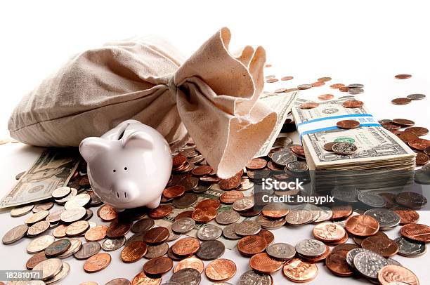 Foto de Branco Piggy Bank Com Dinheiro e mais fotos de stock de 25 centavos de dólar - 25 centavos de dólar, Amontoamento, Aposta