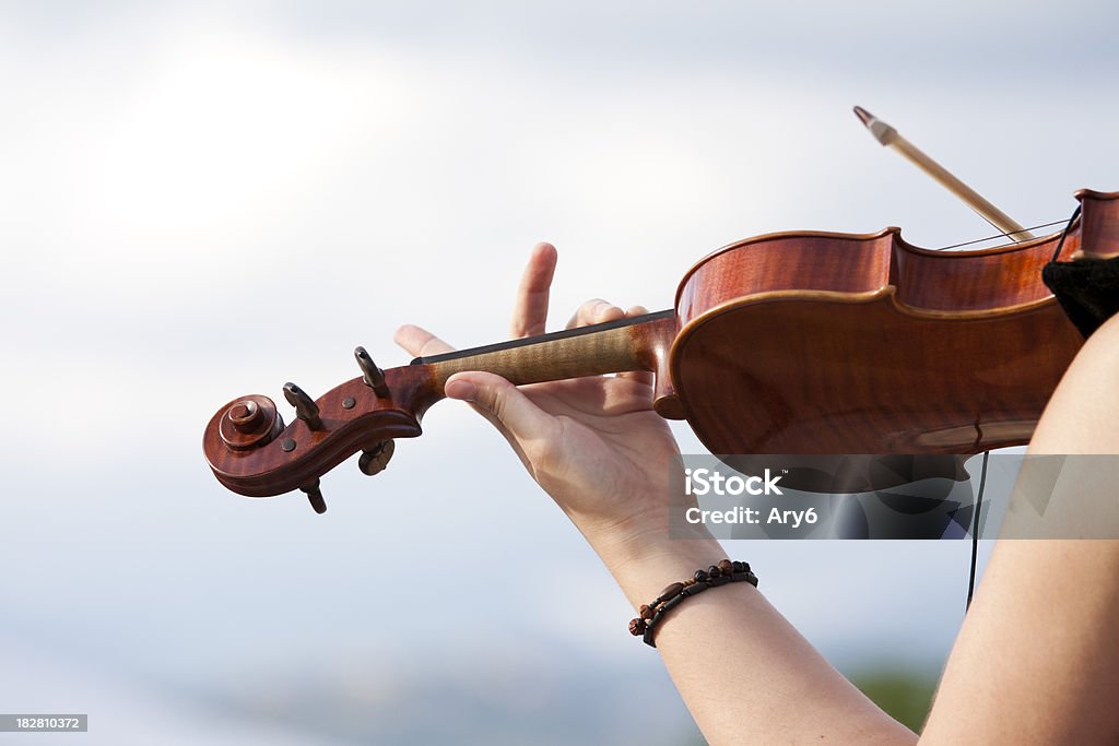 Azione violinista - Foto stock royalty-free di Ambientazione esterna