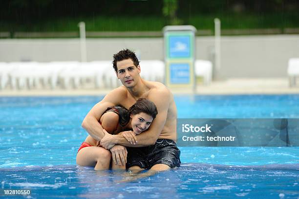 젊은 커플입니다 의 수영장 2명에 대한 스톡 사진 및 기타 이미지 - 2명, 감정, 개념
