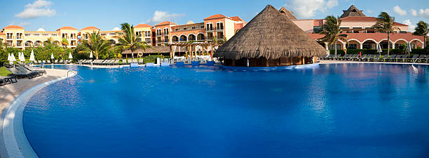 hermosa piscina del resort - tourist resort apartment swimming pool caribbean fotografías e imágenes de stock