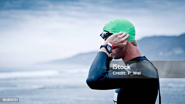 Triathlet Vorbereiten Für Ein Offenes Wasser Schwimmen Stockfoto und mehr Bilder von Schwimmen