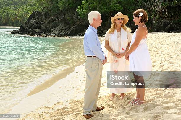 선임 커플입니다 도출함 결혼했나요 또는 너처링 바우 해변의 2명에 대한 스톡 사진 및 기타 이미지 - 2명, 55-59세, 60-69세