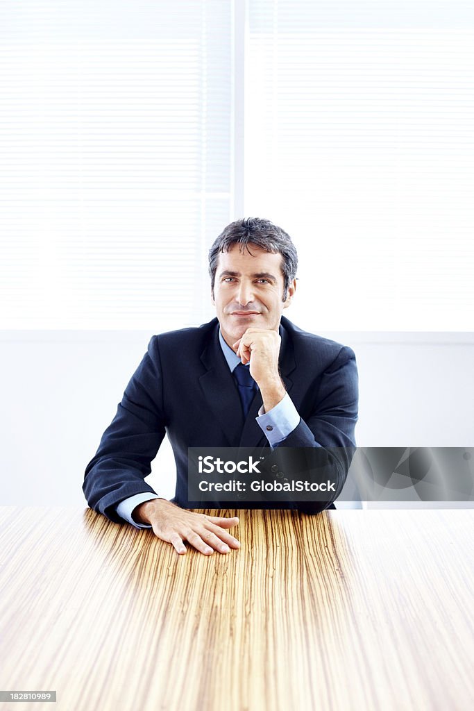 Porträt einer lächelnden Geschäftsmann, sitzen im Konferenzraum - Lizenzfrei Anzug Stock-Foto