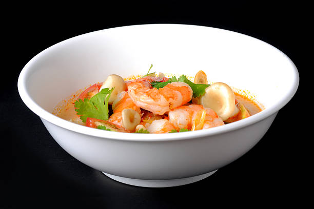 tom yum kung ou sup de camarão sobre tigela branca - sopa tom yum imagens e fotografias de stock