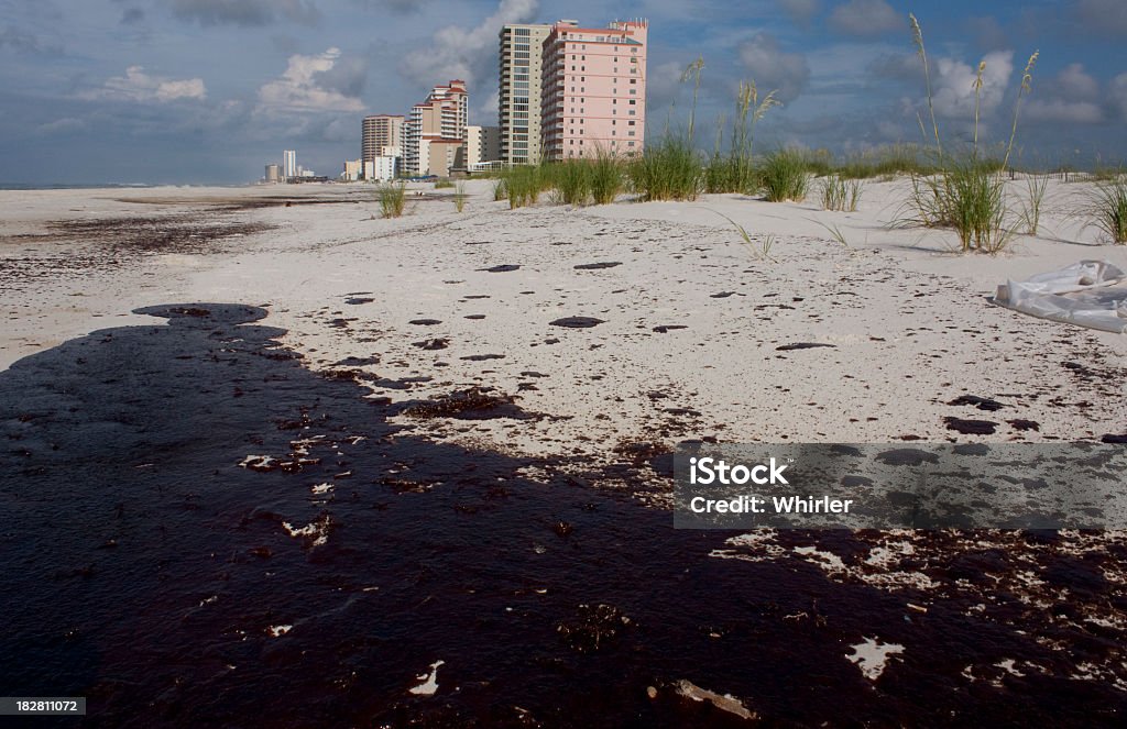 Nappe de pétrole sur la plage - Photo de Marée noire libre de droits