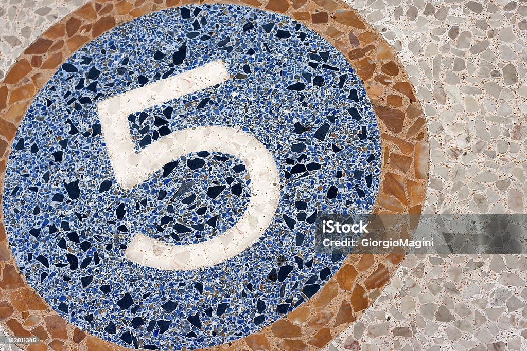 Zahl 5 an Außenansicht Mosaik-Etage - Lizenzfrei Abstrakt Stock-Foto