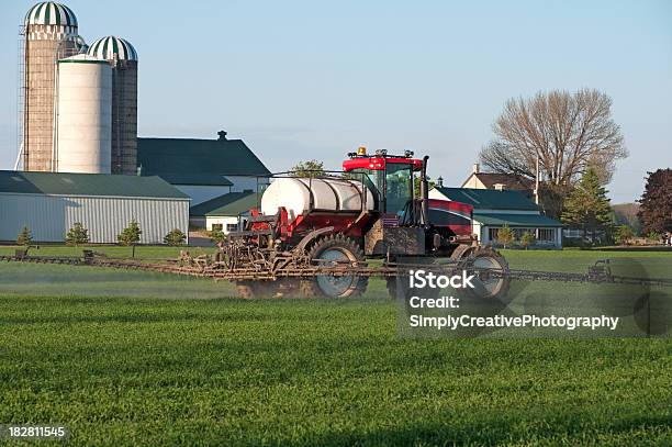 Foto de Spraying Equipamento Agrícola e mais fotos de stock de Agricultura - Agricultura, Pulverizar, Alimento Transgênico