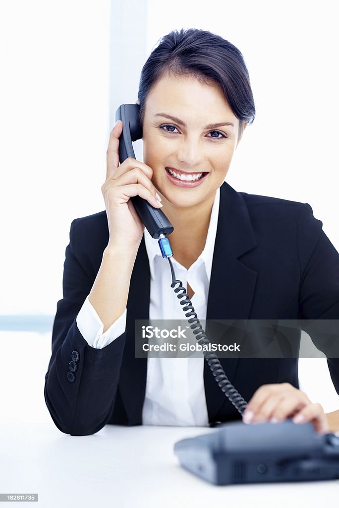 Bella Segretaria sorridente parlando al telefono - Foto stock royalty-free di 30-34 anni