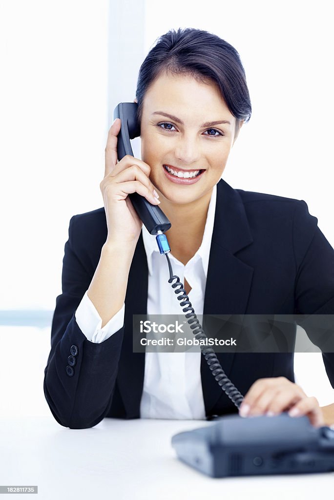 Красивая улыбка секретарь говорит по телефону - Стоковые фото 30-34 года роялти-фри