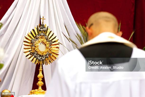 Corpus Christi - Fotografias de stock e mais imagens de Comemoração do Dia do Corpo de Deus - Comemoração do Dia do Corpo de Deus, Sagrada Custódia, Desfile